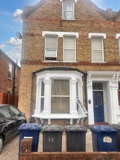 Studio to rent, Station Road, London N3