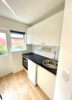 Studio to rent, Station Road, London N3