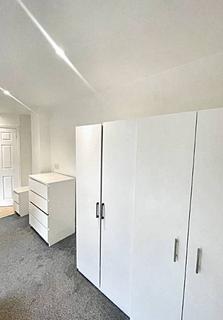 Studio to rent, Station Road, London N3