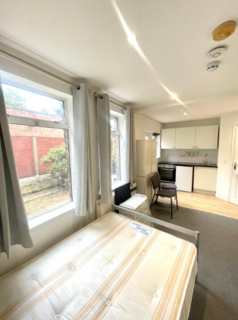 Studio to rent, Station Road, London N3