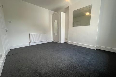 2 bedroom flat to rent, North Road, Poole, BH14
