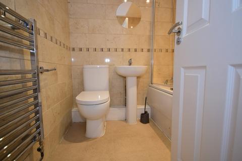 2 bedroom apartment to rent, Hillside Avenue Strood ME2