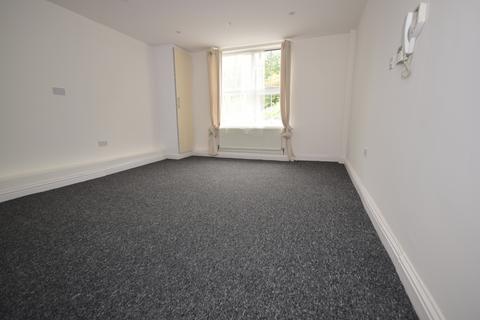 2 bedroom apartment to rent, Hillside Avenue Strood ME2