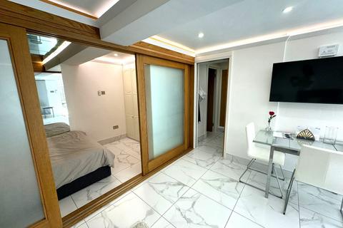 1 bedroom flat for sale, Kinnerton Yard, London SW1X
