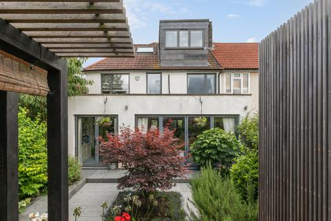 4 bedroom end of terrace house for sale, Barnes Avenue, Barnes, London