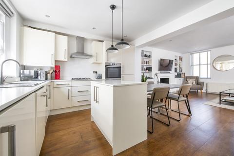 3 bedroom flat for sale, West Hill, London