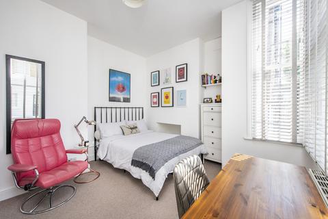 3 bedroom flat for sale, West Hill, London