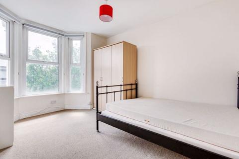 3 bedroom flat to rent, Charlmont Road, London