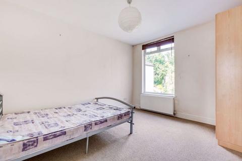 3 bedroom flat to rent, Charlmont Road, London