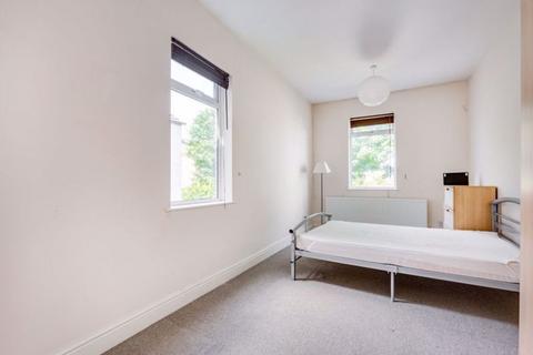 3 bedroom flat to rent, Charlmont Road, London