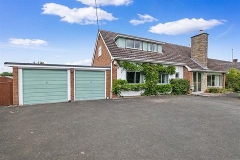 5 bedroom detached bungalow for sale, Highlands, Windmill Hill, Stoulton, Worcestershire.  WR7 4RW
