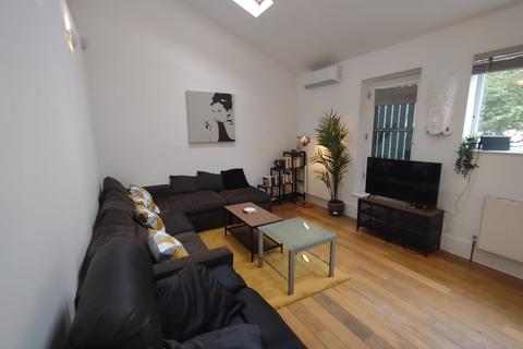 2 bedroom barn conversion for sale, Prices Mews, London N1