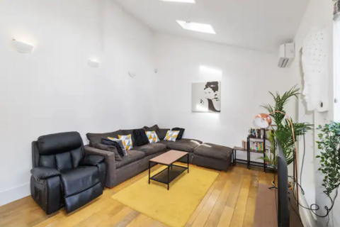 2 bedroom barn conversion for sale, Prices Mews, London N1