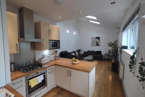 2 bedroom barn conversion for sale, Prices Mews, London N1
