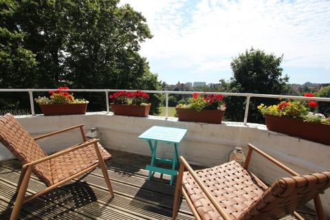 3 bedroom flat for sale, Grange Gardens, Eastbourne, BN20 7DA