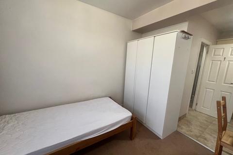 Studio to rent, Finchley Road, London, NW11