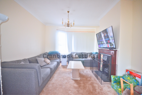 3 bedroom terraced house to rent, Ilford, IG6