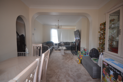 3 bedroom terraced house to rent, Ilford, IG6