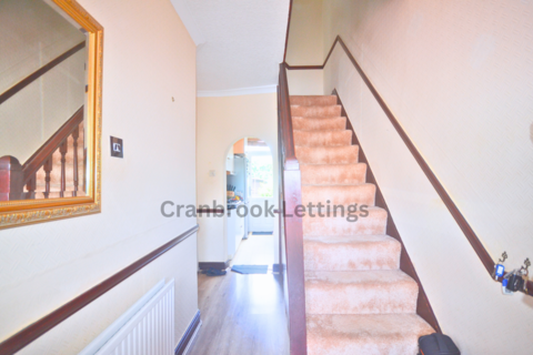 3 bedroom terraced house to rent, Ilford, IG6