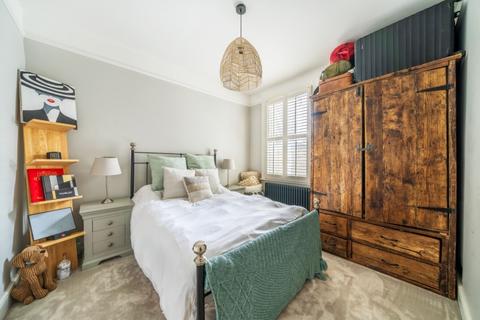 3 bedroom maisonette to rent, Khyber Road London SW11