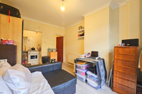 Studio to rent, Kingston Road, London SW19