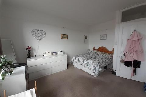 2 bedroom flat to rent, Trull Road