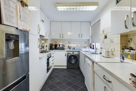 2 bedroom flat for sale, Stonegrove, Edgware, HA8