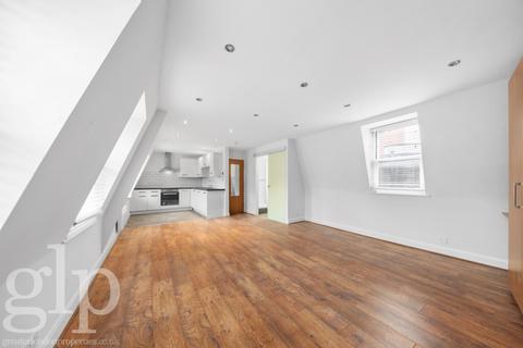 Studio to rent, Moor Street W1D