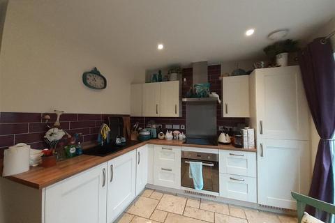 2 bedroom end of terrace house to rent, Prices Avenue, Wellington