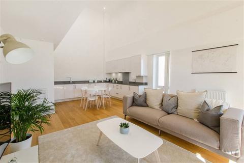 1 bedroom in a flat share to rent, London E14