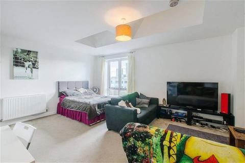1 bedroom in a flat share to rent, London E14