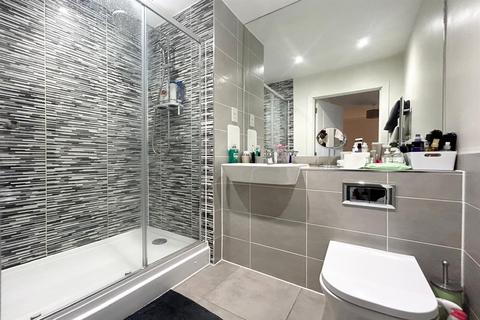 1 bedroom in a flat share to rent, London E14