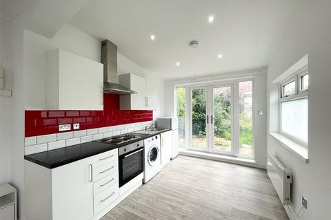 Studio to rent, Rosslyn Crescent, Harrow, HA1