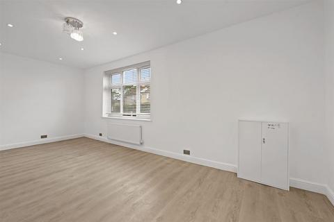 3 bedroom end of terrace house to rent, Fieldway, Dagenham, Essex