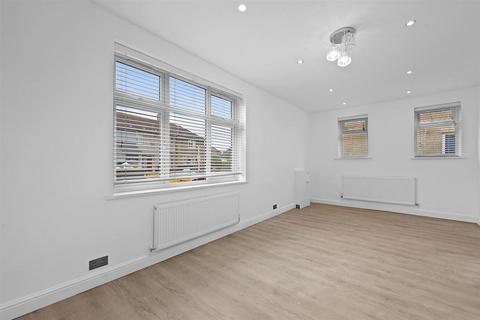 3 bedroom end of terrace house to rent, Fieldway, Dagenham, Essex