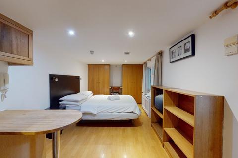 Studio to rent, Cartwright Gardens