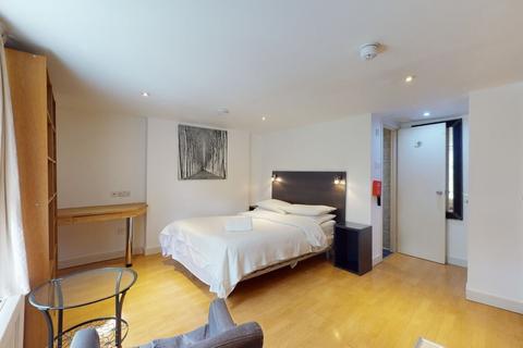 Studio to rent, Cartwright Gardens