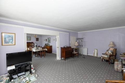2 bedroom maisonette for sale, Kingston Close, Salford