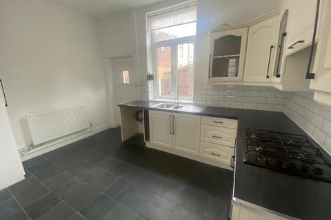 2 bedroom terraced house to rent, Old Road, SK14