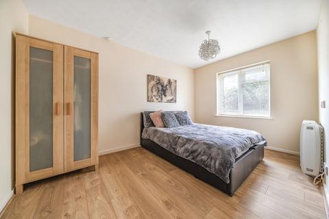 2 bedroom flat for sale, Henbit Close, Tadworth KT20