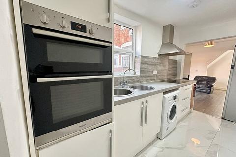 4 bedroom flat to rent, Luther Street, Leicester LE3