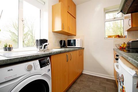2 bedroom flat to rent, Springfield Close, Stanmore, HA7