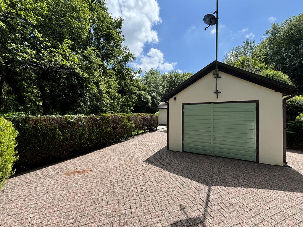 Detached garage