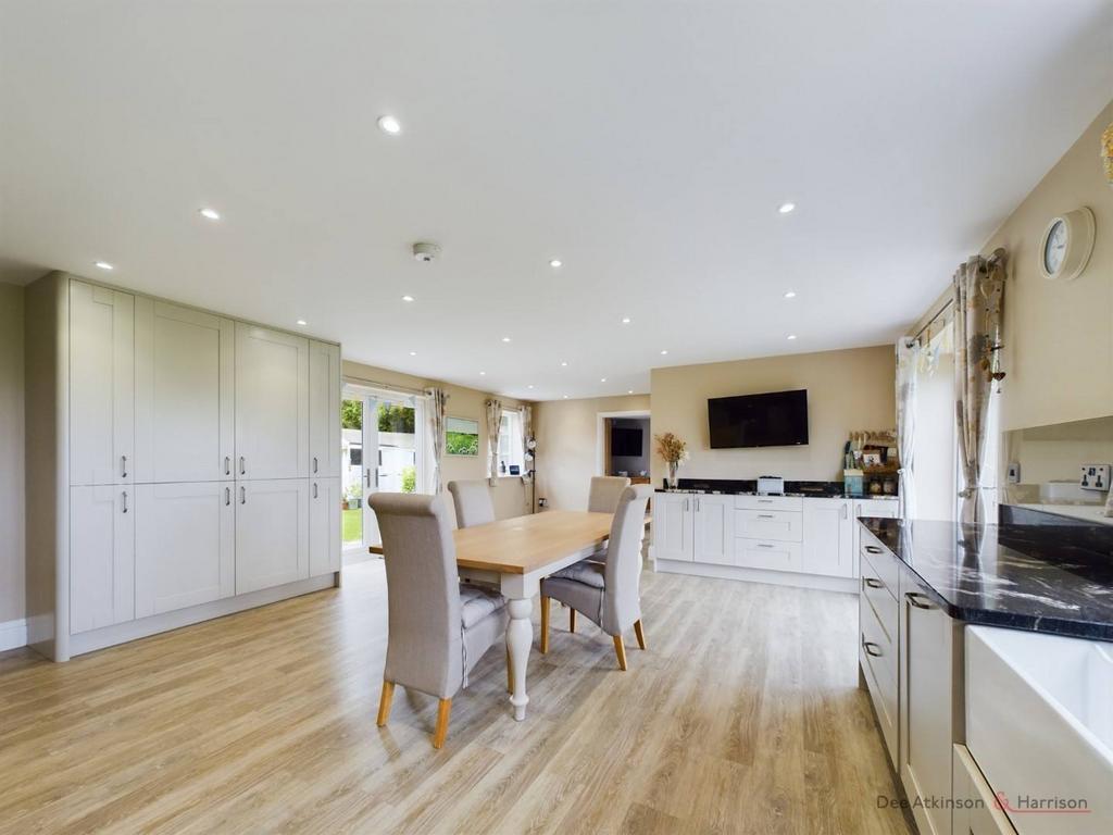 Kitchen/Dining Area