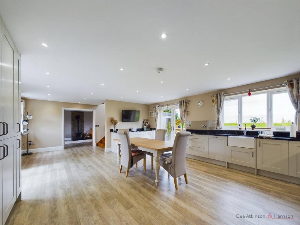 Kitchen/Dining Area