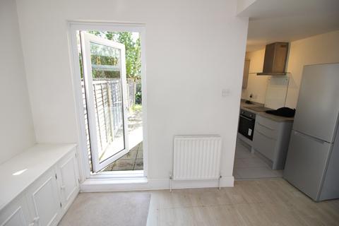 2 bedroom terraced house to rent, Washington Road, Worcester Park KT4