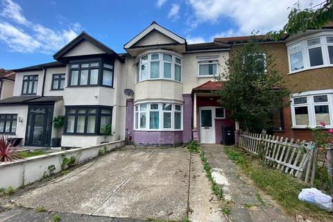 3 bedroom detached house to rent, Castle Drive Ilford IG4 5AE