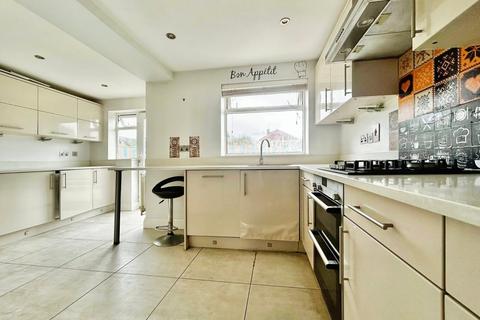 3 bedroom semi-detached house to rent, Morley Close, Langley SL3