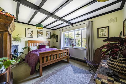 15 Apers Avenue, Woking, GU22 9NB