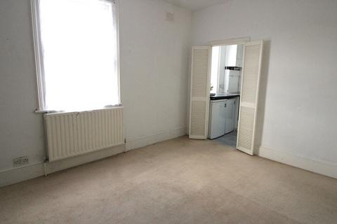 2 bedroom maisonette to rent, Shackleton Road, Southall